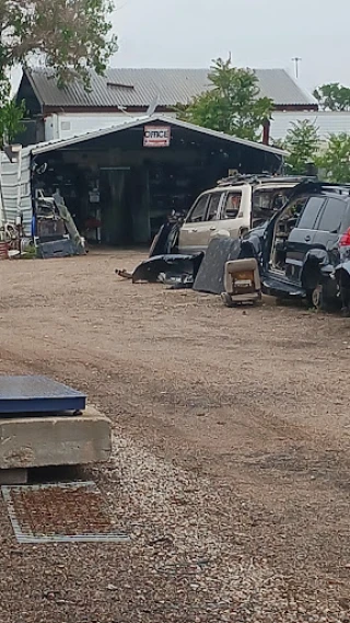 Yoda Jim's JunkYard in Thornton (CO) - photo 2