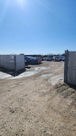 Denton Auto Salvage Inc JunkYard in Carbondale (KS) - photo 2