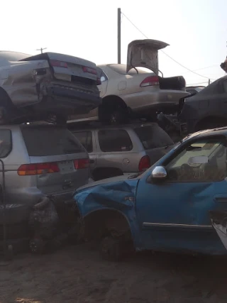 Motor City 2 Auto Wrecking JunkYard in Bakersfield (CA) - photo 4