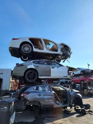 USA TRUCKS AND USED AUTO PARTS JunkYard in Miami Gardens (FL) - photo 4