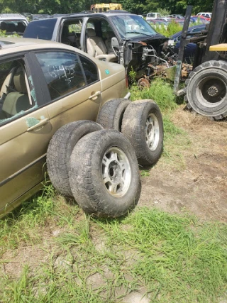 Threesome auto salvage JunkYard in Salisbury (MD) - photo 2