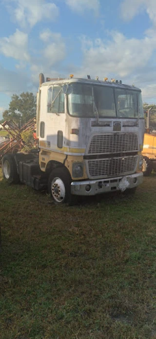 Walt's Wrecker Service JunkYard in Jacksonville (FL) - photo 4