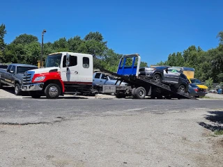 Sam's Tow Body Glass & Auto Repair JunkYard in Overland Park (KS) - photo 3