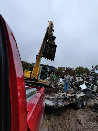 Perlow Salvage JunkYard in St. Louis (MO) - photo 2