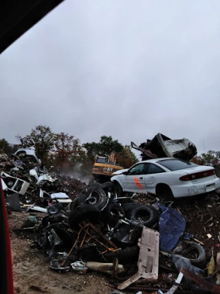 Perlow Salvage JunkYard in St. Louis (MO) - photo 4