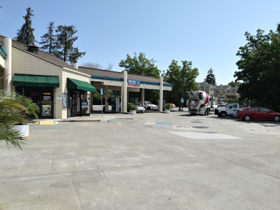 Andy's Valero Gas & Service Center JunkYard in Vacaville (CA) - photo 4