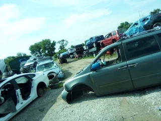 Route Three Auto Salvage JunkYard in Chicago (IL) - photo 1