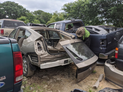 Vazquez Auto Parts JunkYard in Dallas (TX) - photo 3