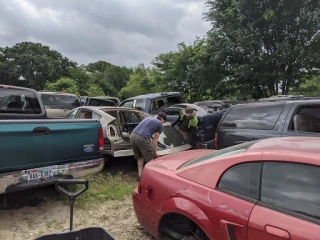 Vazquez Auto Parts JunkYard in Dallas (TX) - photo 4