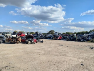 Dismantler's 2000 JunkYard in Fort Worth (TX) - photo 4