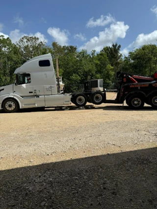 Tony & Bros towing and repair /heavy duty towing /heavy duty wrecker JunkYard in Texas City (TX) - photo 4