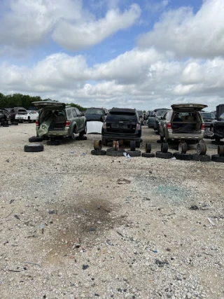 AAA Auto Recyclers, San Antonio JunkYard in San Antonio (TX) - photo 4