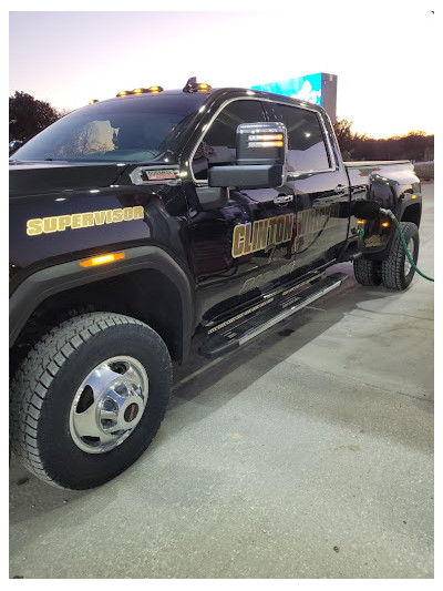 Clinton Wrecker Towing and Recovery JunkYard in Overland Park (KS) - photo 2