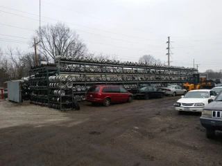 Lincoln Truck & Auto Parts JunkYard in Bloomington (IL) - photo 3