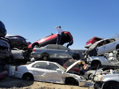 San Luis Auto Parts JunkYard in Bakersfield (CA) - photo 2