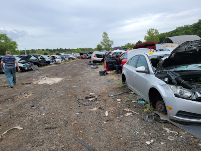 H & H Auto Wreckers JunkYard in Morganville (NJ) - photo 3