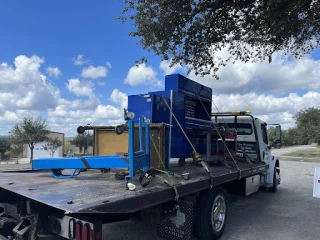 The Wrecker / La Grúa Towing Services