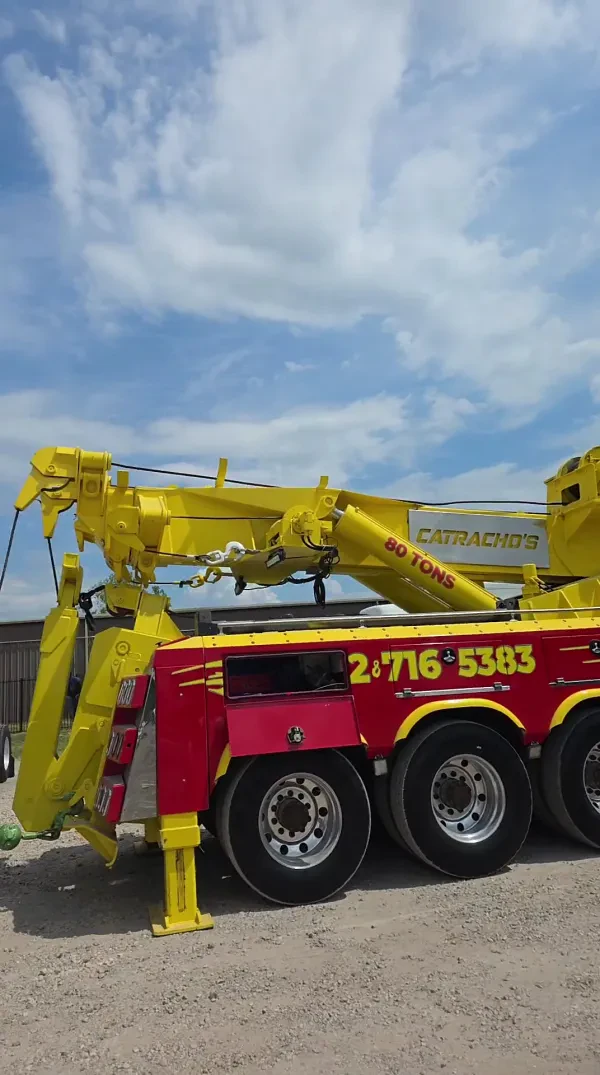Catracho's towing -Heavy Duty Wrecker & Semi Truck towing - photo 2