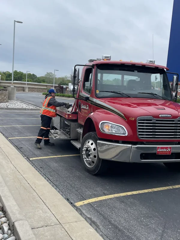 Santa Fe Tow Service - Cars, Heavy Duty & Semi Truck Towing - photo 2