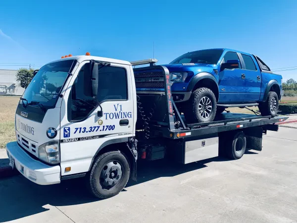 V1 Towing Wrecker Service - photo 3