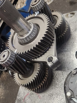 Lauro's Truck Parts & Services