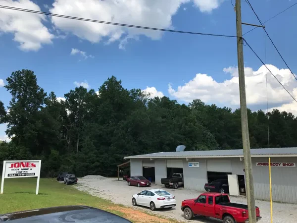 Jones Body Shop And Towing - photo 4