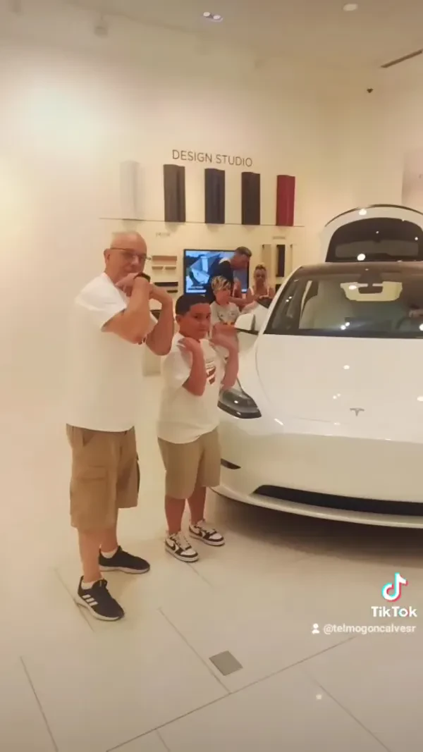 Tesla - photo 2