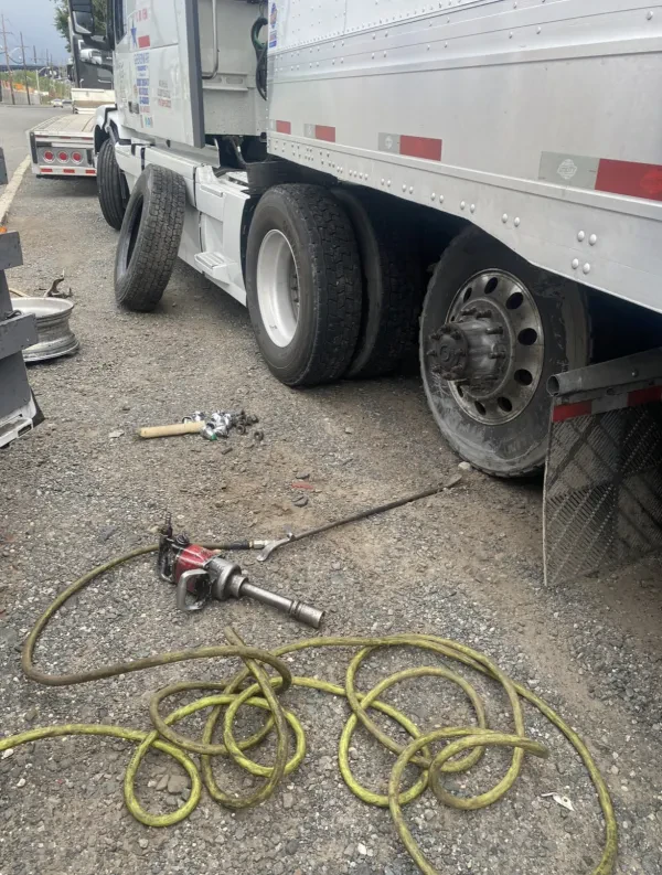 24HR Truck Tire Repair Road Service LLC - photo 3