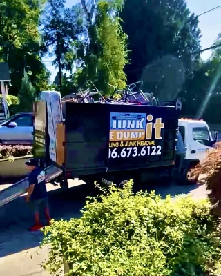 U JUNK IT WE DUMP IT