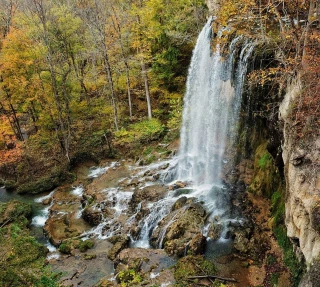 Falling Springs Falls