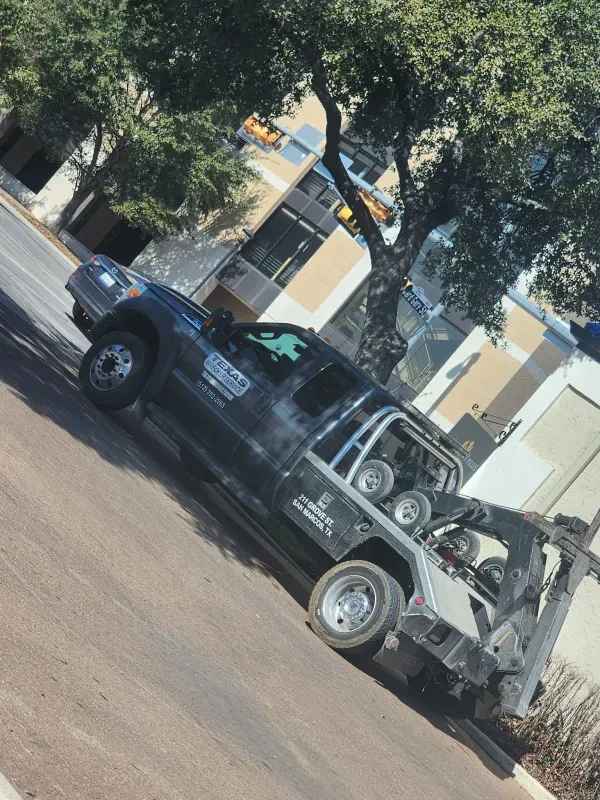 Saucedo's Wrecker Service - photo 4