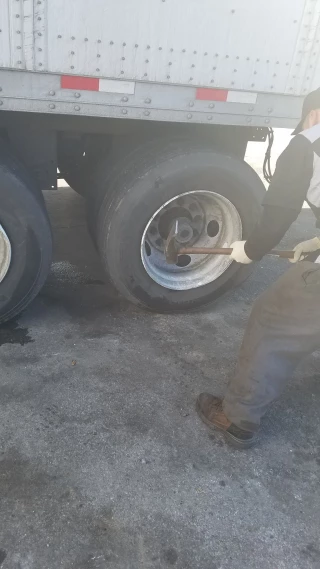 Sullivan Tire Commercial Truck Center
