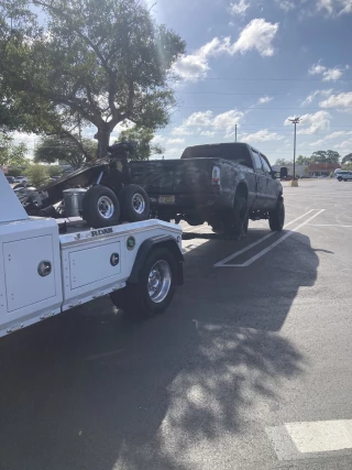 Johnny’s Towing
