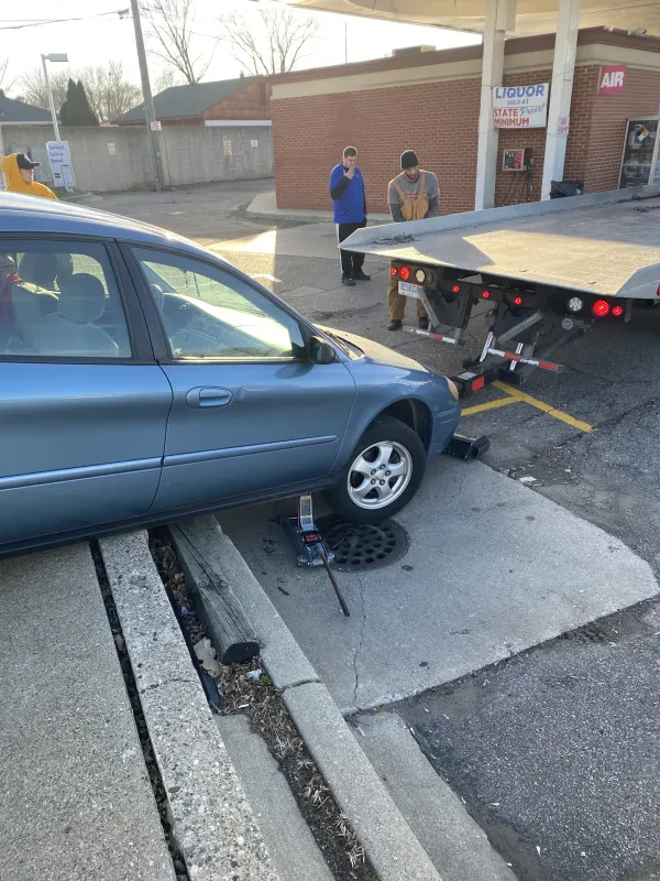 696 Gratiot Towing - photo 4