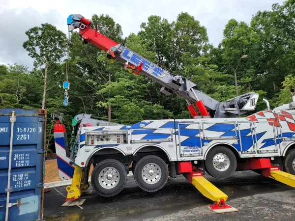 Lee's 24 Hr Towing Inc - photo 2