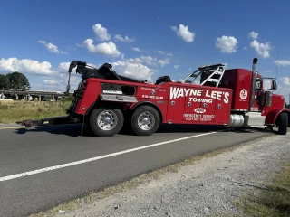 WAYNE LEES TOWING & 24HR WRECKER SERVICE