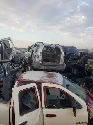 Completely Chrysler Used Auto JunkYard in Grand Prairie (TX) - photo 4