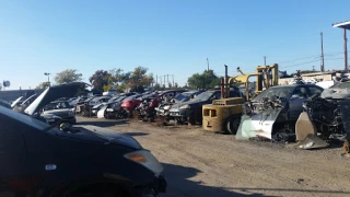 Bauer's Auto Wrecking JunkYard in Fresno (CA) - photo 2