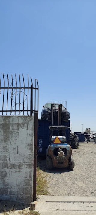 Brother's Auto Wrecking JunkYard in Rialto (CA) - photo 4